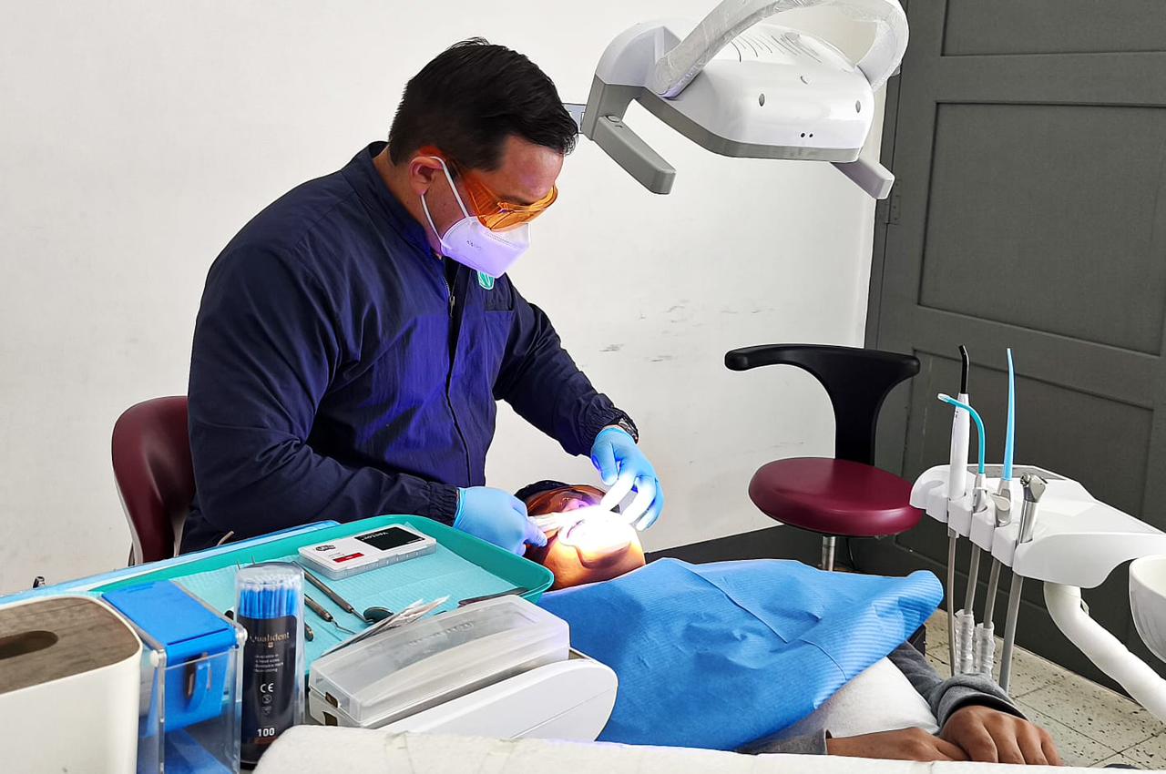 Doctora de Pacific Dental enseñando técnicas de higiene bucal a paciente infantil